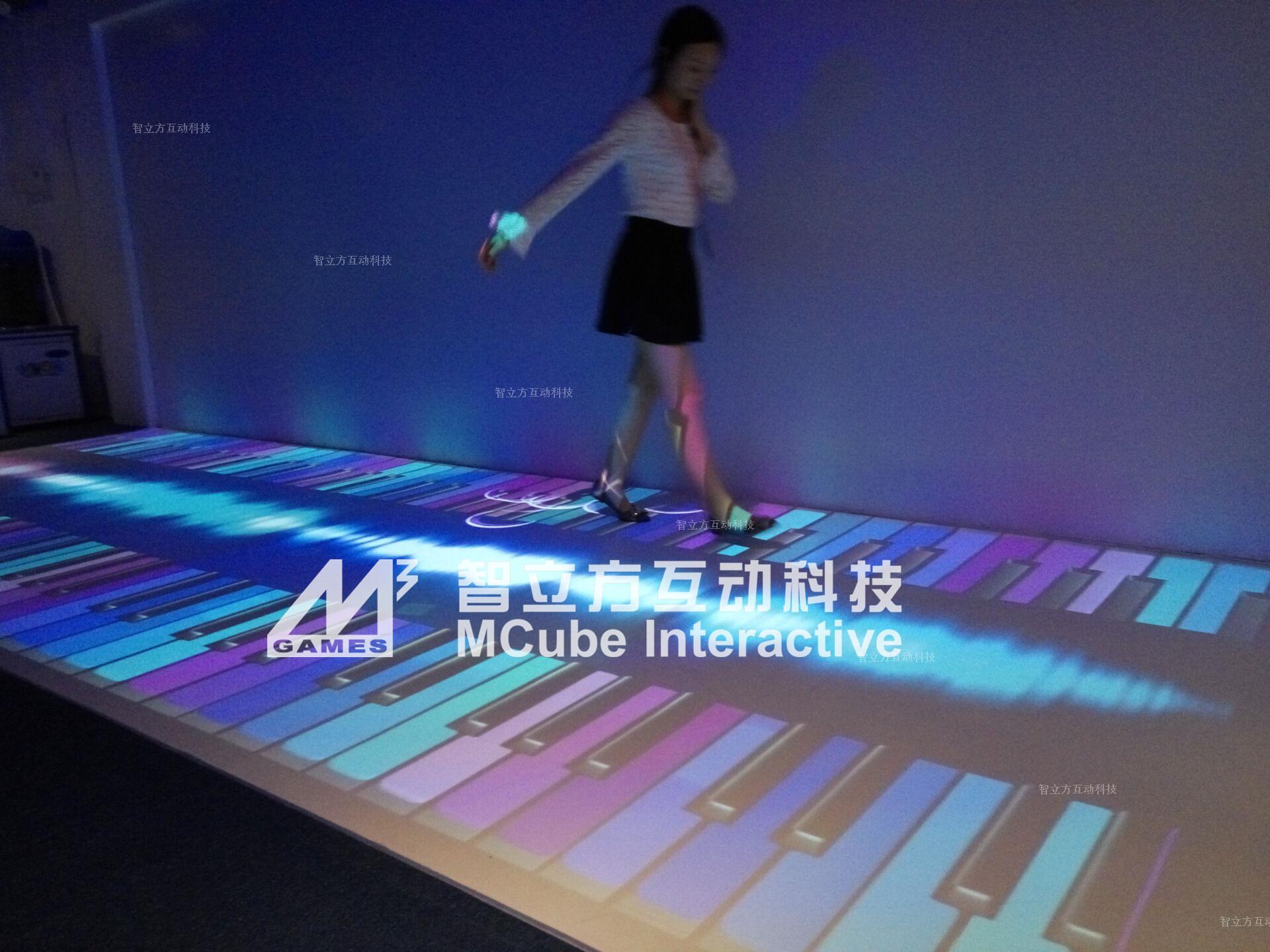 儿童门店多人互动区引流方案，智立方地面互动投影游戏地面足球！